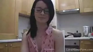 شقراء مذهلة تخلع ملابسها عارية أمام الكاميرا لجائزة إباحية