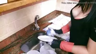 ربة منزل مثيرة تتوق لجنس شرجي قاسٍ في المطبخ