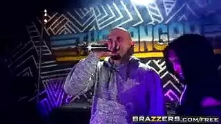تجلس بجانب صدقها الاقديم فهاج عليها