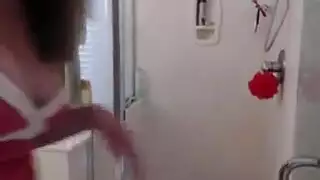 سمراء مغرية تخلع ملابسها وتداعب مهبلها المبلل على صدر رجل محظوظ