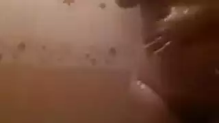 ثديان وقضيب صابونيان: جنس زوجي قوي في الحمام