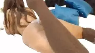 إبنوس بحلمات مثقوبة في فيلم إباحي عنيف: مص في الحلق وركوب خشن