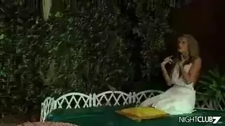 عروض جنسية في الساونا: فتاتان وكرسي اهتزاز في ثنائي مثلي