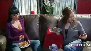 جنس شرجي كلابي مع عاهرة سمراء لعوبة