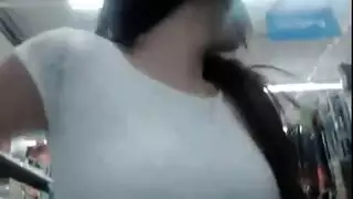 تكشف كسها المبلول لعشيقتها السحاقية