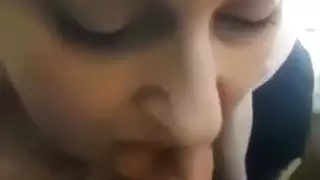 جزائري ترضع الزب في السيارة
