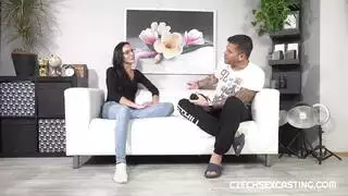 عاهرة المكتب تكسب راتبها في السائل المنوي والقضيب