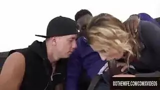 امرأة متزوجة ناضجة تأخذ شقراء في جولة جامحة