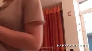 اللسان المزدوج متعاظم أحمر الشعر