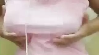 شاب آسيوي يمارس البول على دمية جنسية في لعبة تابو