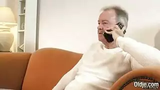 سيدة شابة في سائق