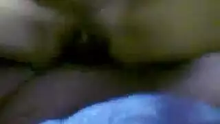 صديقها الصغير لديه مع اثنين من امرأة سمراء شاب