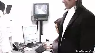  شابة خائنة تمارس الجنس المزدوج مع رجل أسود في علاقة ساخنة