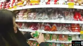 فتاة الشارع تبتلع الحمض مقابل اليورو