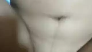 جميلة سمراء تدلك بظرها وتلمس مهبلها الزلق