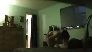 الزوج الخائن يتم استدراجه من قبل ربات بيوت مثيرة