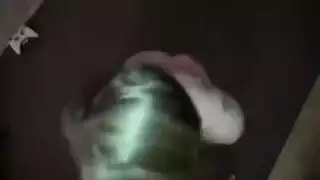 جائع لفتاة، قضيبه يستهدف صدرها