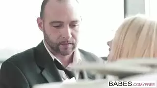 سكرتيرة هايجة تتوق لضرب مهبل قوي