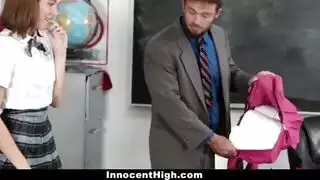 طالب مشاغب يصور إباحية قوية في غرفة السكن