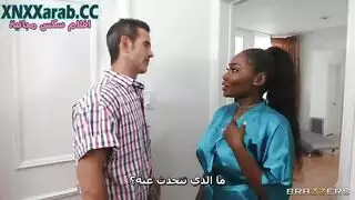 اختراق مزدوج لزوجة الأب السمراء في حوض بخاري
