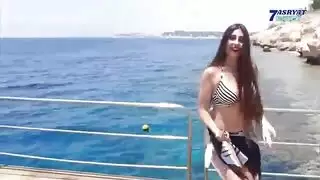 راقصة شرقية مغرية تتعرى وتركب قضيب عشيقها