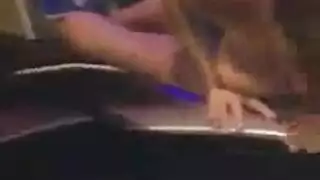 فاتنة شقراء مدبوغة تستحم في الفندق قبل نيك ديسكو قوي