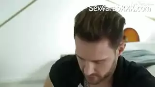 زوجة الأب تمسك به وهو يشاهد محتوى شرجي صريح