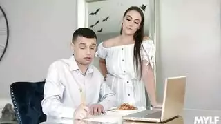 أجبرت على الطاعة: انتقام زوجة الأب إباحي