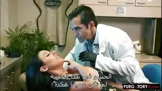 مساعدة طبيب الأسنان الشقية تمارس الجنس مع فم المريض بقضيبها