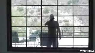 يد المساعدة تؤدي إلى مص عميق وقذف داخلي