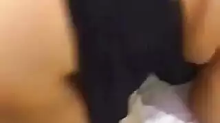 جميلة عربية تأخذ قضيبًا كبيرًا بعمق في مؤخرتها