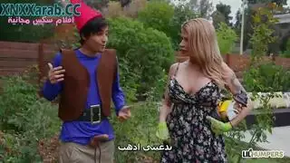 جلسة جنسية تحت ضوء الشمس: عامل المزرعة يملأ فرج صاحبة الأرض الضيق