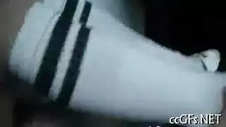 شاب صغير ومرهق من منظر تقنية عشقه الرجل القوية للاستمناء بكلتا اليدين