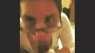 تناك وجه مراهقة مع تقيؤ وبصق