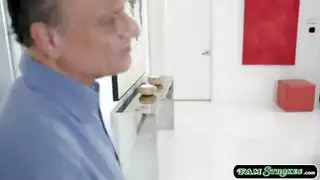 إغراء زوجة الأب: سكس شرجي مكثف مع جميلة سمراء