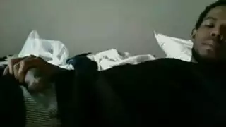 سمراء تُضبط بكاميرا تجسس في سريرها