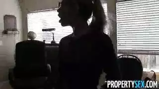 مراة عجوزىتلمس صرم شاب ويعلم انها تريد نيكها و زبها