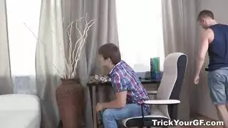 مشهد دياثة صريح: الزوجة تأخذ قضيبًا كبيرًا أمام زوجها