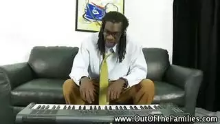  الشقيقة ذات الصدر الممتلئ تختنق من القضيب الكبير