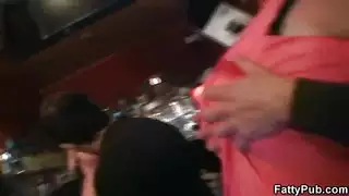 جنس فموي في مكان عام: عاهرة الحانة تأخذ زبه بعمق
