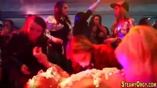 هواة شبان وفتاة مغرية جائعة للقضيب في حركة مص مثيرة