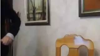 مراهق يستمني بقضيبه النابض