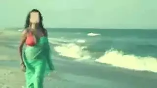 إيلاج مزدوج على الشاطئ العام مع فتاة هندية ذات صدر كبير