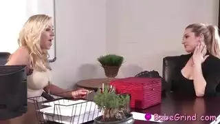 شقراء شقية تلعق للرئيس وتبتلع سائل نائبه