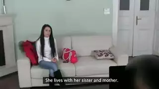 سمراء ماهرة تمارس الجنس الفموي على رجل ممتن