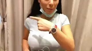 يضع قضيبه في فمها وعنف