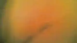 عمال يدعك فى كسها بأيده