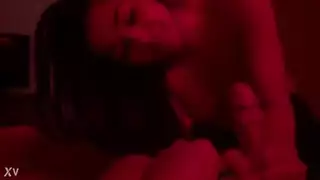 عاهرة صغيرة تحب النهاية الساخنة الفوضوية