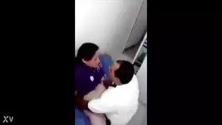 طبيب يمد نبوب في طيز ولد لواط