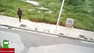 ينيكها بقوه وهي تصرخ من المتعه